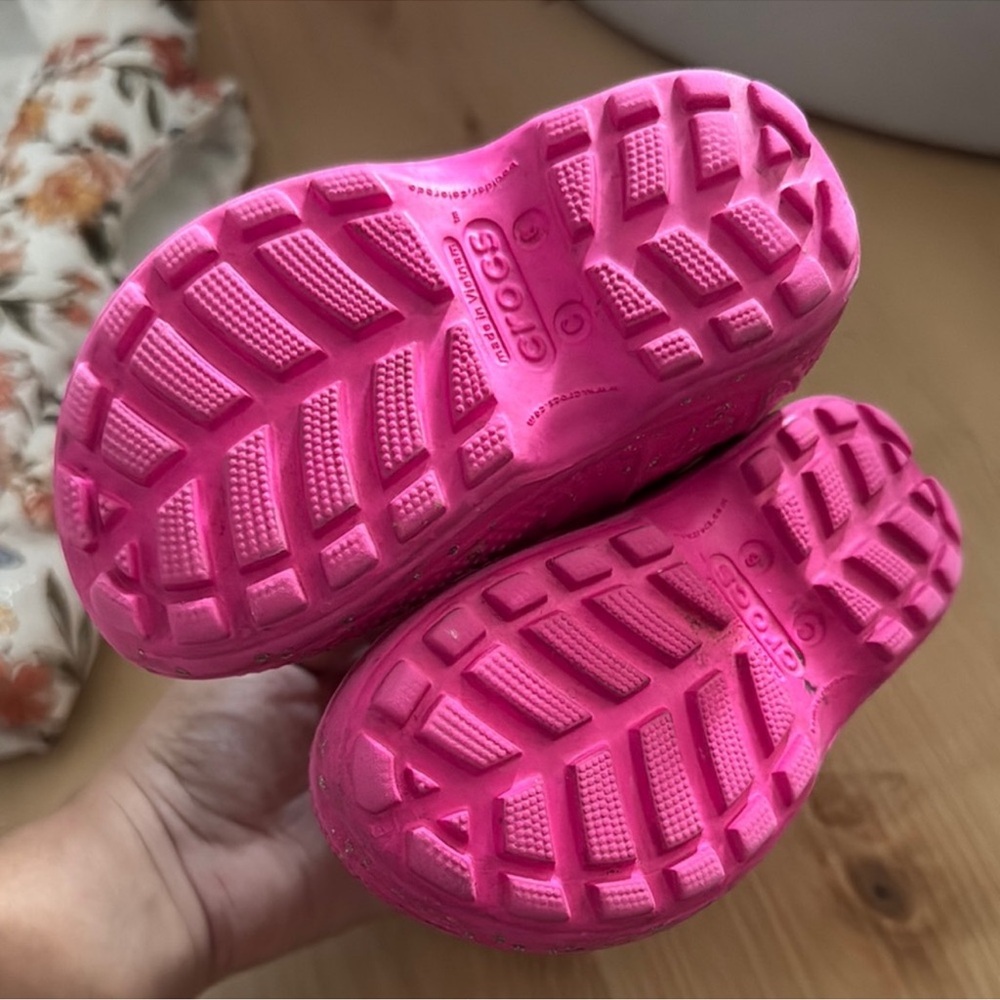 CROCS Kids Vibrant Pink Water Shoes size 6 - Picture 2 of 3